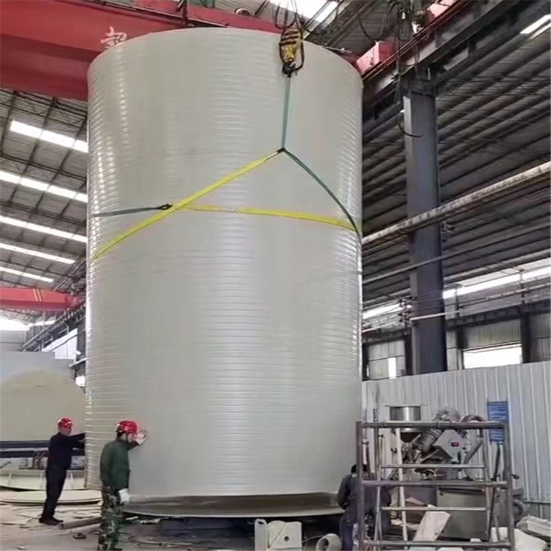 Neue Produktionslinie zum Aufwickeln von Kunststoff-Lagertanks